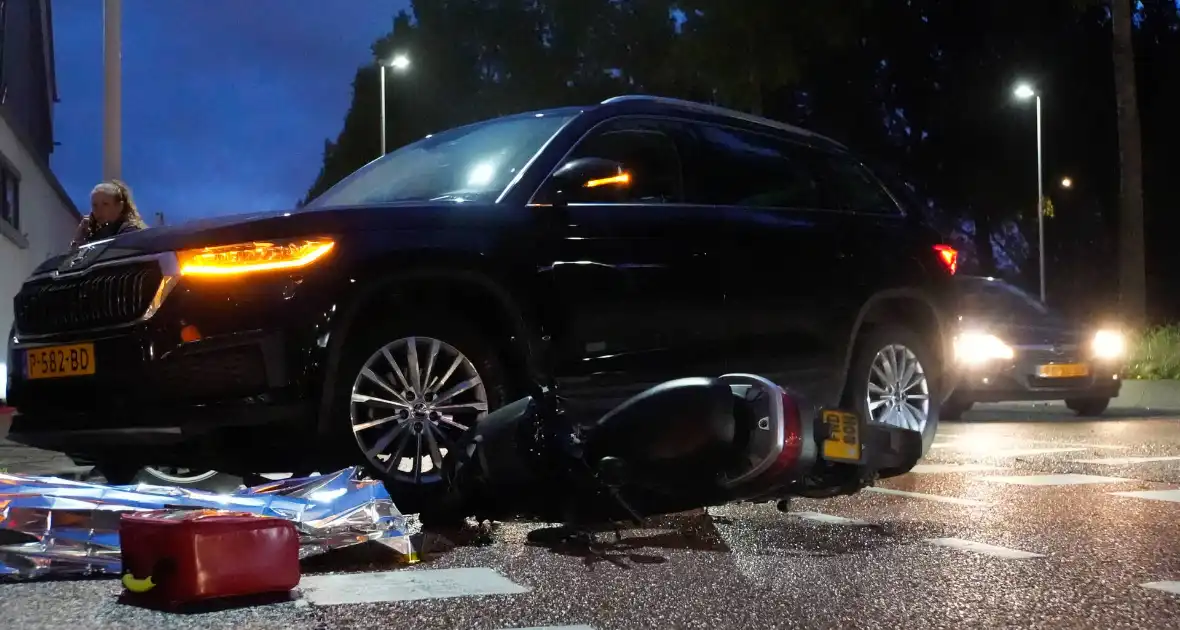 Scooterrijder klapt op personenauto - Foto 3