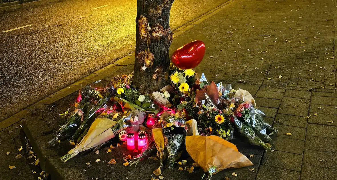 Herdenking en veel bloemen op plek overleden 18-jarige jongen