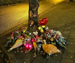 Herdenking en veel bloemen op plek overleden 18-jarige jongen