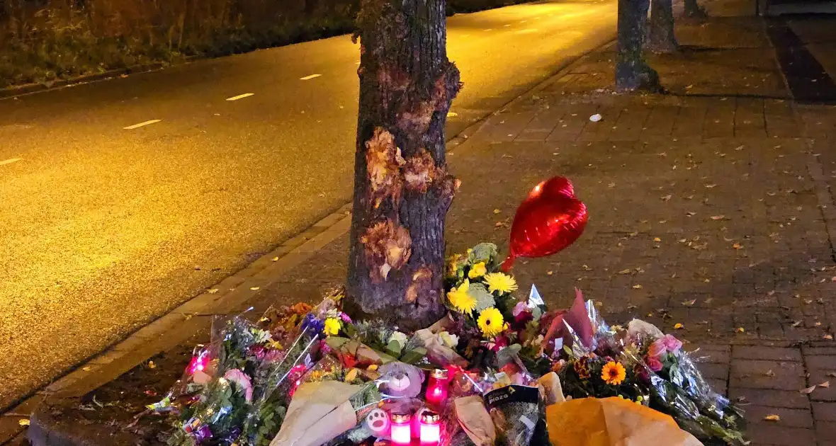 Herdenking en veel bloemen op plek overleden 18-jarige jongen - Foto 1