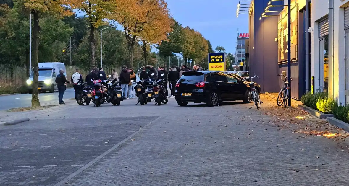 Herdenking en veel bloemen op plek overleden 18-jarige jongen - Foto 2