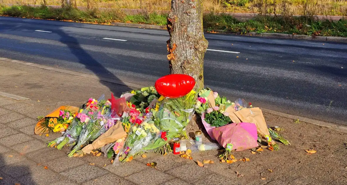 Herdenking en veel bloemen op plek overleden 18-jarige jongen - Foto 4