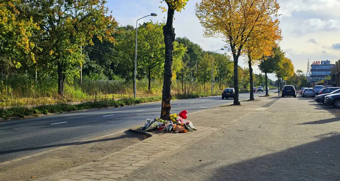 Herdenking en veel bloemen op plek overleden 18-jarige jongen - Foto 5