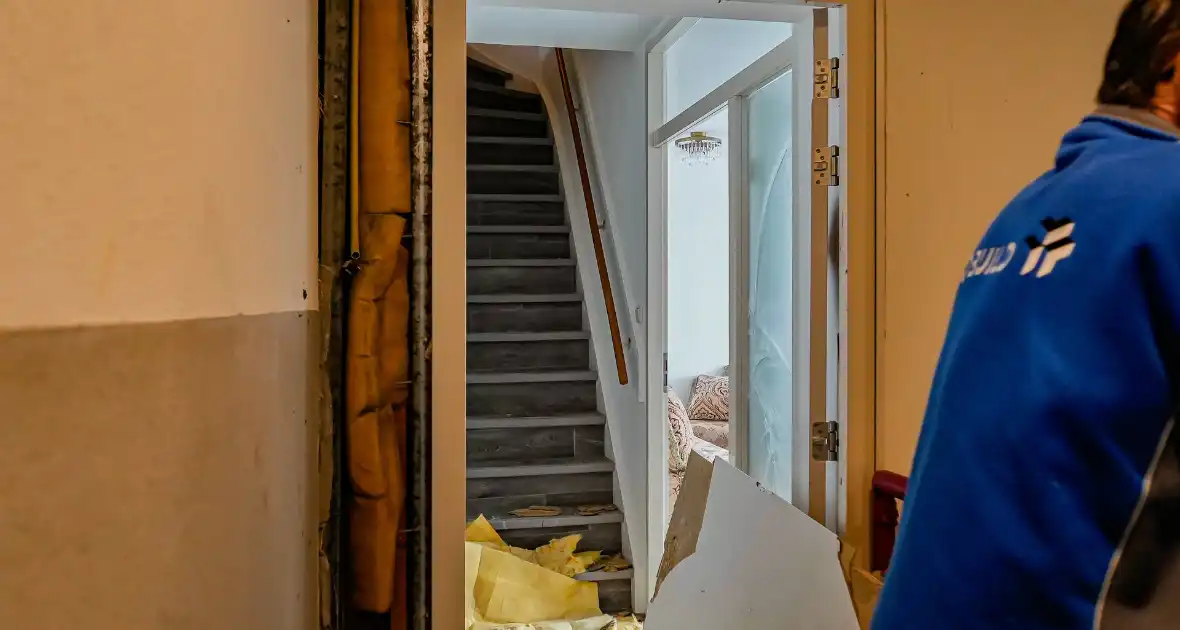 Bouwvakkers starten met schadeherstel bij flat - Foto 3