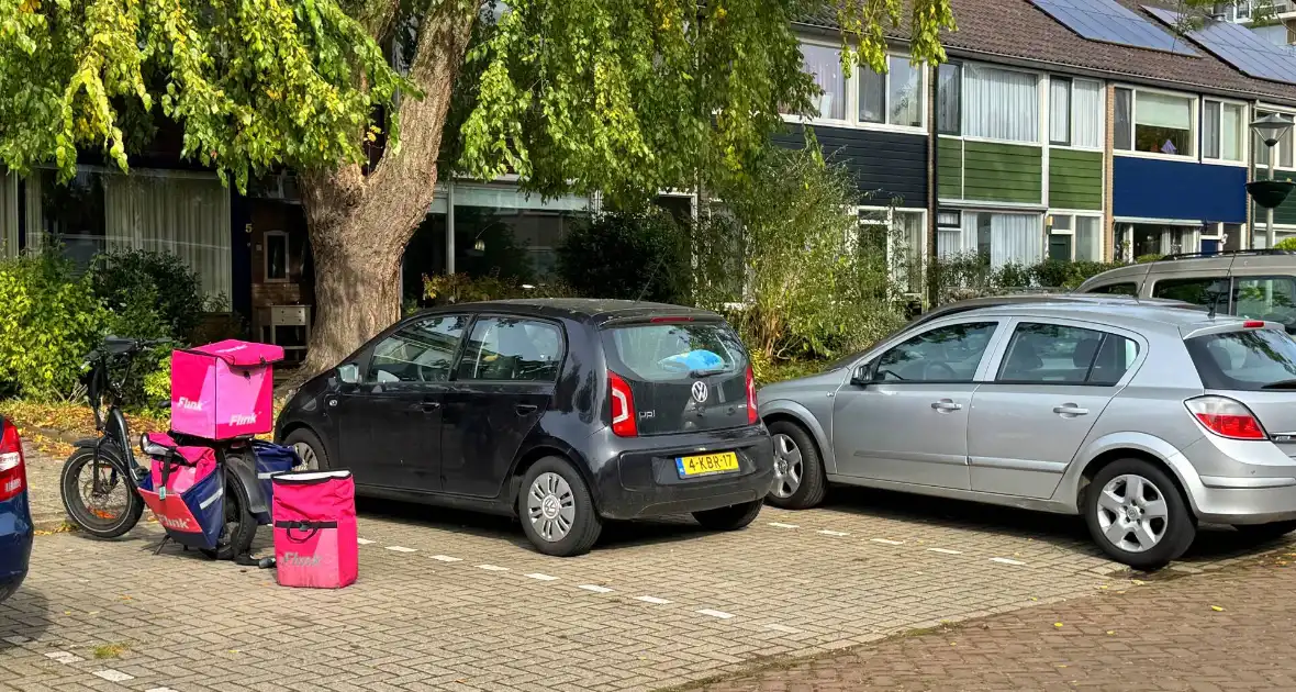 Flitsbezorger botst op uitparkerende auto