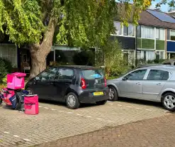 Flitsbezorger botst op uitparkerende auto