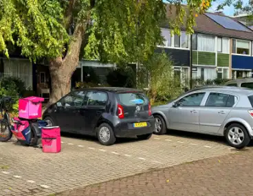 Flitsbezorger botst op uitparkerende auto