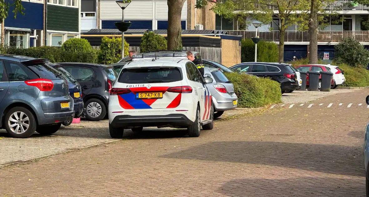 Flitsbezorger botst op uitparkerende auto - Foto 1