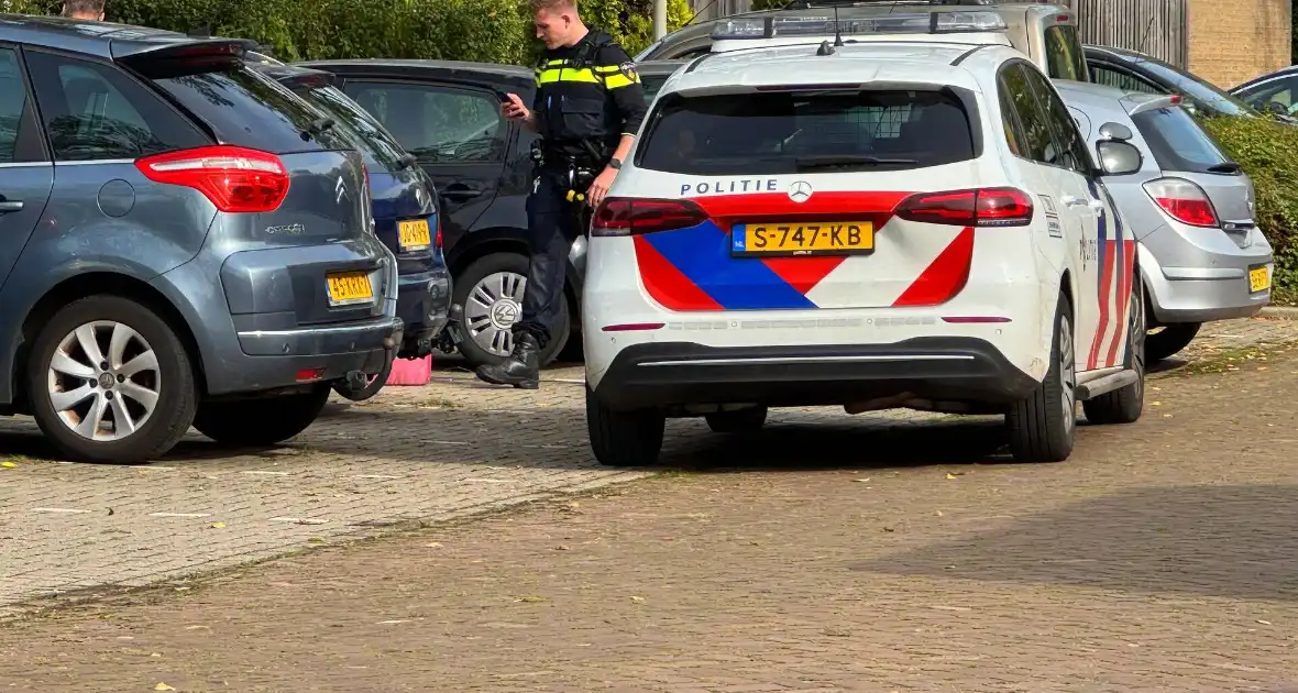 Flitsbezorger botst op uitparkerende auto - Foto 2