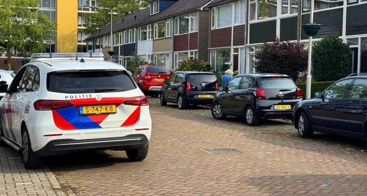 Flitsbezorger botst op uitparkerende auto - Foto 3