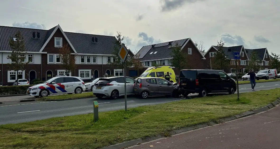 Grote opstopping door ongeval met drie voertuigen - Foto 2