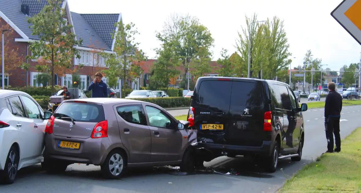 Grote opstopping door ongeval met drie voertuigen - Foto 3