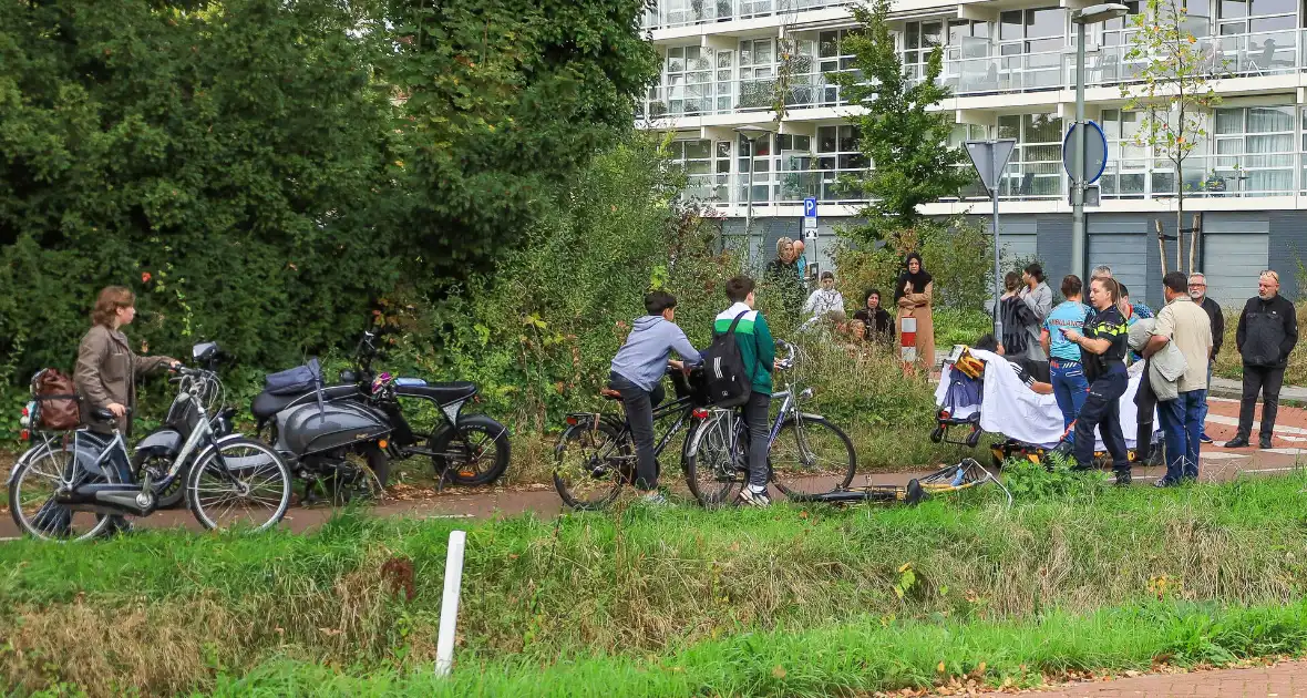 Gewonde bij aanrijding tussen scooter en fietser - Foto 3