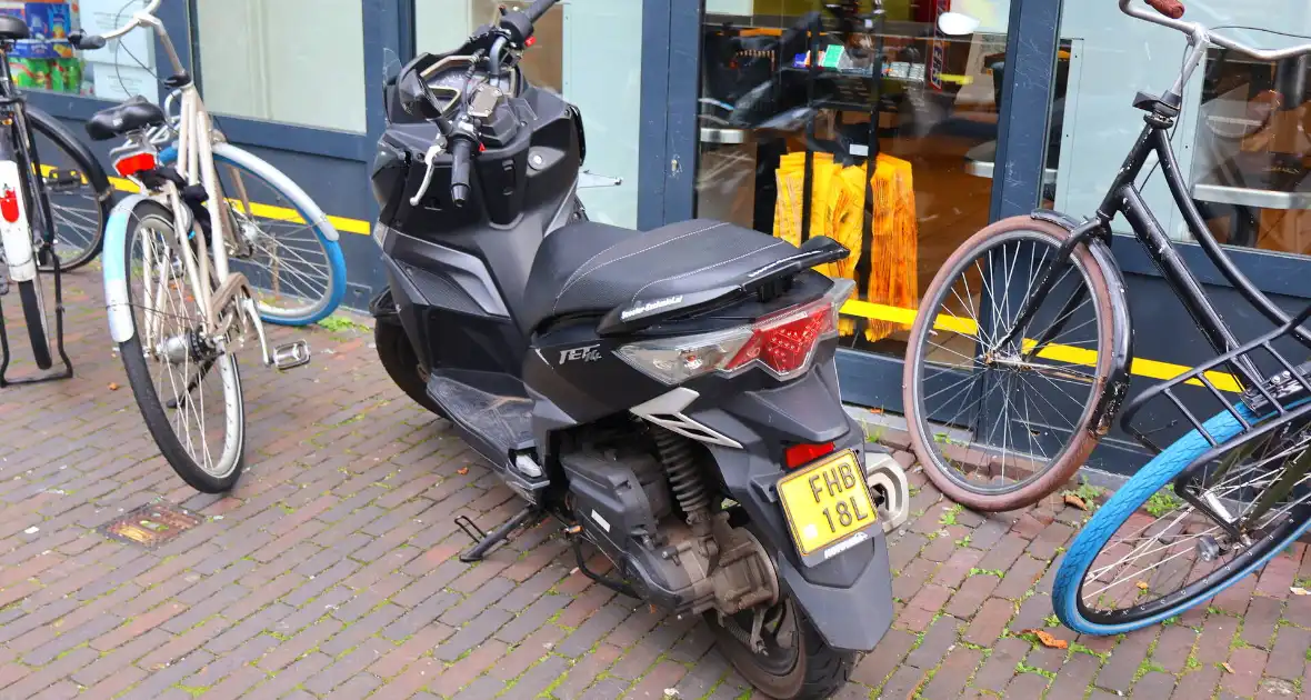 Voetganger gewond bij aanrijding met scooter - Foto 10