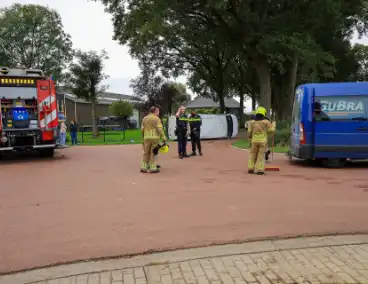 Bestelbus op zijn kant bij aanrijding