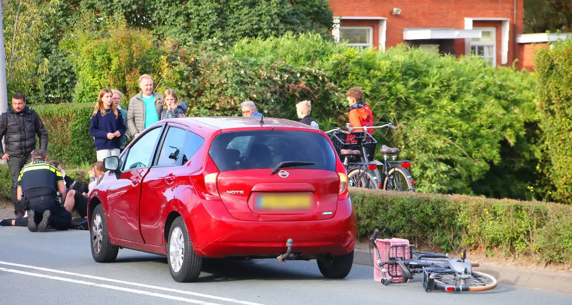 Kind op fiets geschept door automobilist