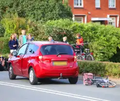 Kind op fiets geschept door automobilist