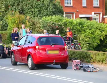 Kind op fiets geschept door automobilist