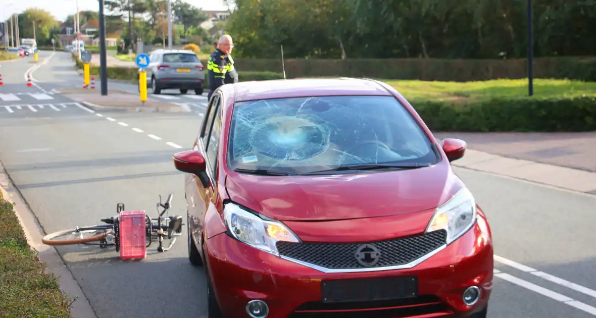 Kind op fiets geschept door automobilist - Foto 8