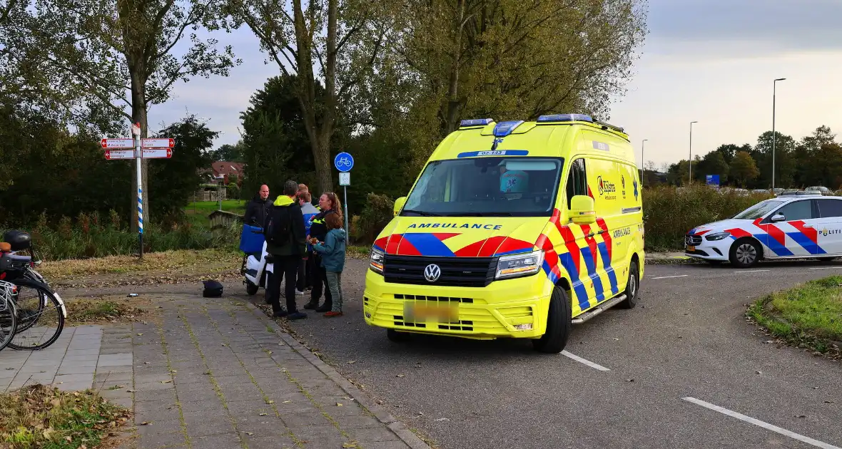 Bezorger op scooter en scooterrijder botsen op elkaar