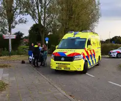 Bezorger op scooter en scooterrijder botsen op elkaar