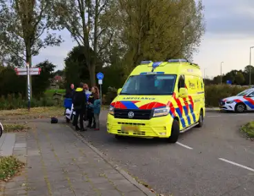 Bezorger op scooter en scooterrijder botsen op elkaar