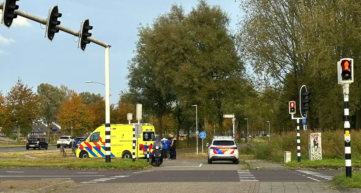 Bezorger op scooter en scooterrijder botsen op elkaar - Foto 1