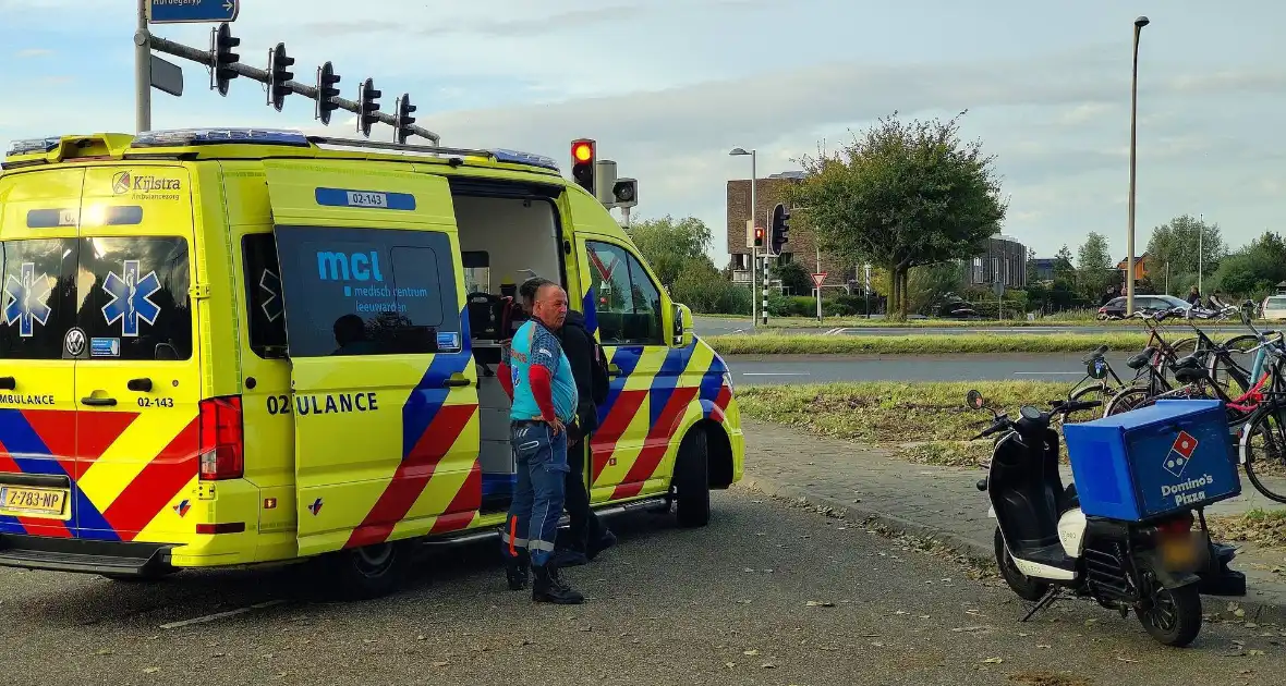 Bezorger op scooter en scooterrijder botsen op elkaar - Foto 10