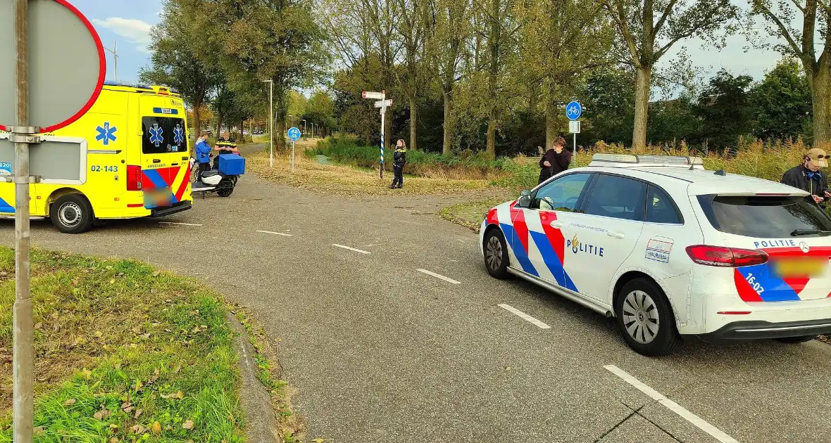 Bezorger op scooter en scooterrijder botsen op elkaar - Foto 11