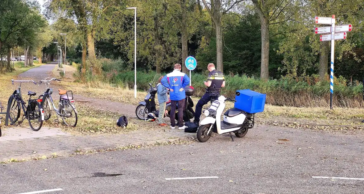 Bezorger op scooter en scooterrijder botsen op elkaar - Foto 12