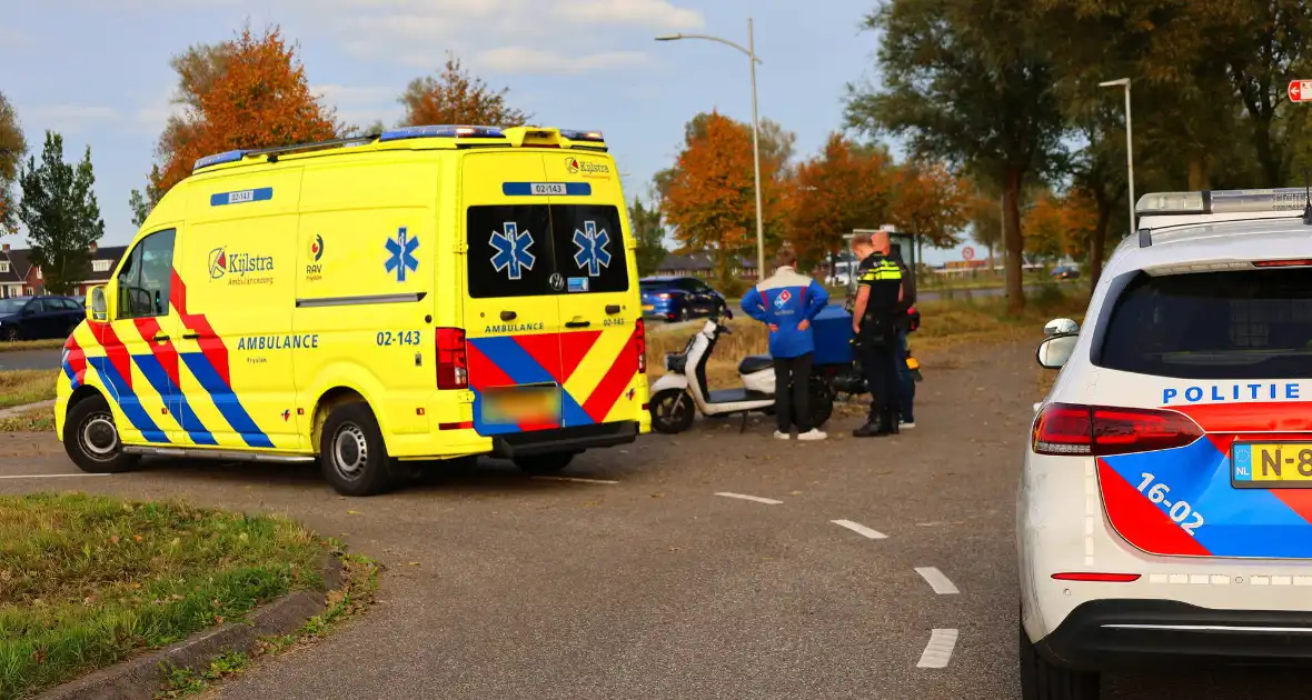 Bezorger op scooter en scooterrijder botsen op elkaar - Foto 2