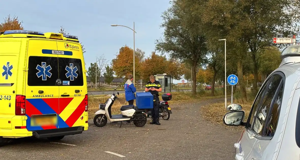 Bezorger op scooter en scooterrijder botsen op elkaar - Foto 3