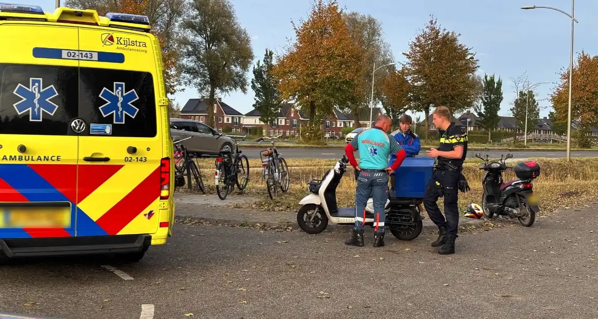 Bezorger op scooter en scooterrijder botsen op elkaar - Foto 4