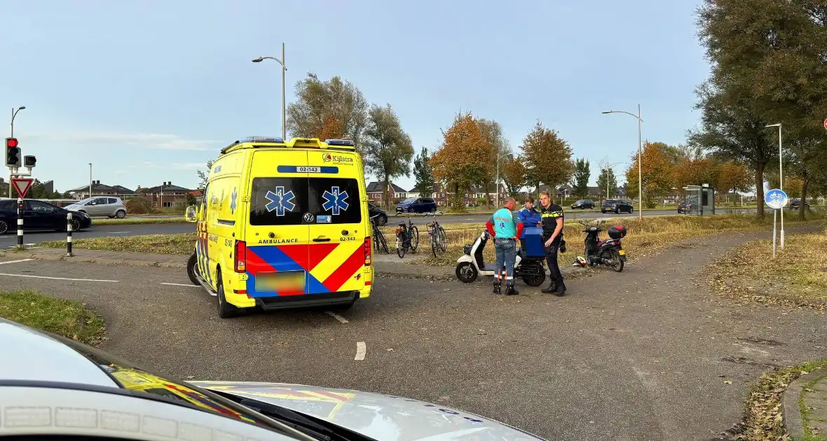 Bezorger op scooter en scooterrijder botsen op elkaar - Foto 5