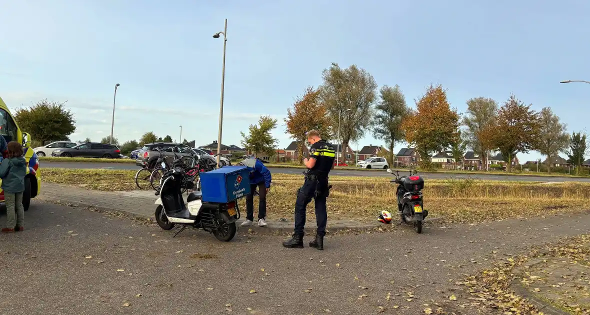 Bezorger op scooter en scooterrijder botsen op elkaar - Foto 6