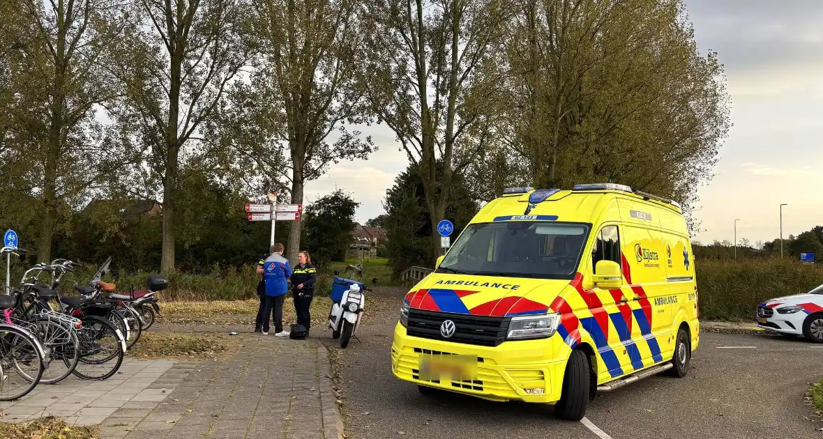 Bezorger op scooter en scooterrijder botsen op elkaar - Foto 7