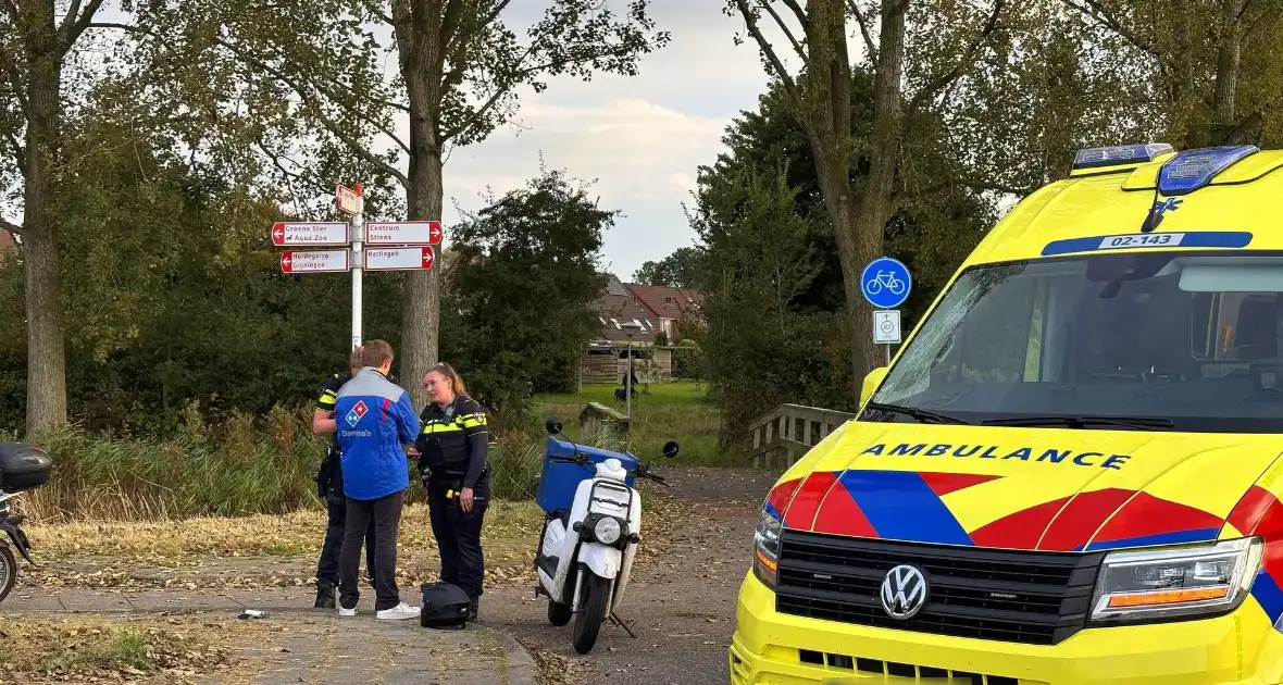 Bezorger op scooter en scooterrijder botsen op elkaar - Foto 8