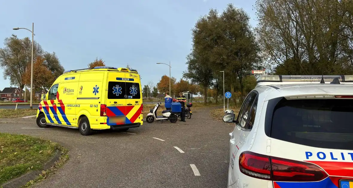 Bezorger op scooter en scooterrijder botsen op elkaar - Foto 9