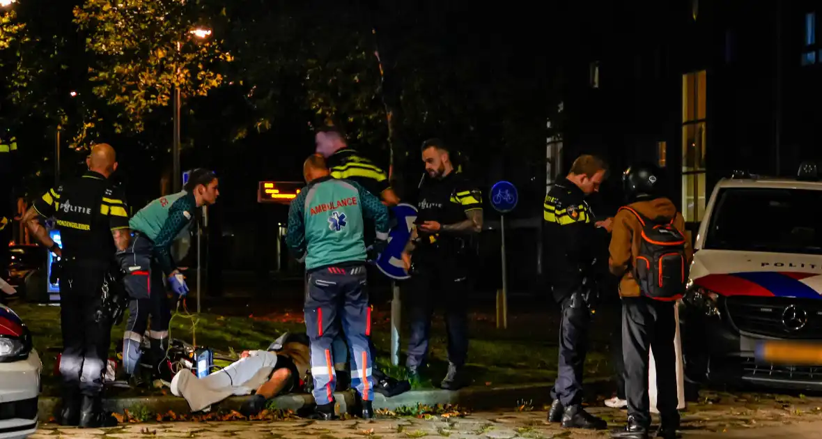 Persoon met nerfpistolen in elkaar geslagen, groep jongens slaan op de vlucht - Foto 1