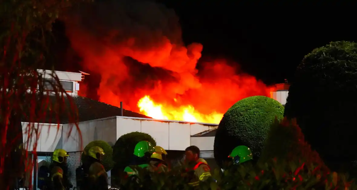 Grote rookontwikkeling bij brand bungalowpark - Foto 1