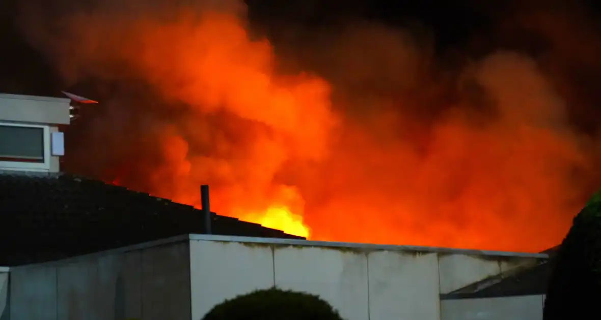 Grote rookontwikkeling bij brand bungalowpark - Foto 2