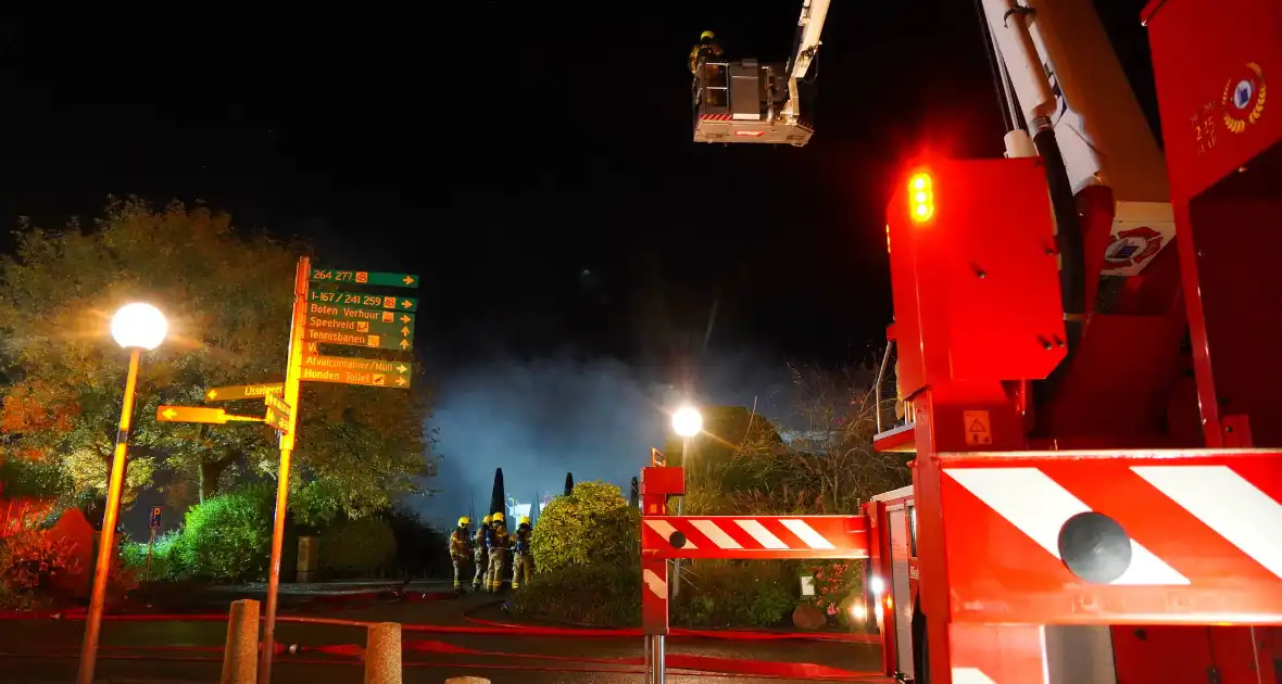 Grote rookontwikkeling bij brand bungalowpark - Foto 5