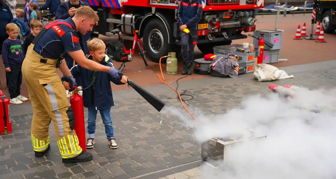 Brand blussen en op de foto met brandweer- of politiewagen