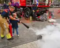 Brand blussen en op de foto met brandweer- of politiewagen