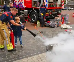 Brand blussen en op de foto met brandweer- of politiewagen