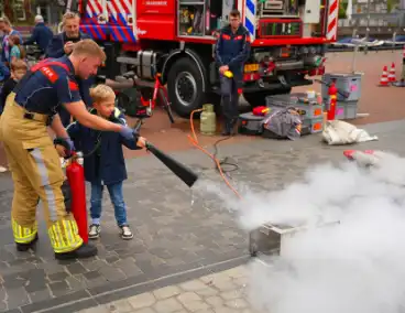 Brand blussen en op de foto met brandweer- of politiewagen