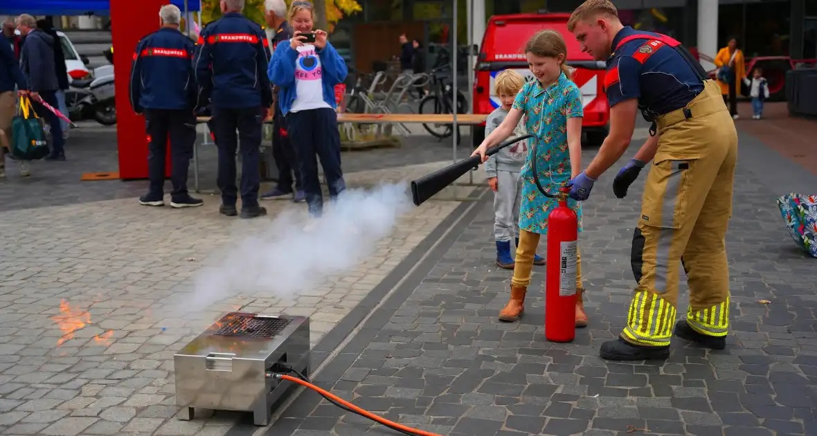 Brand blussen en op de foto met brandweer- of politiewagen - Foto 1