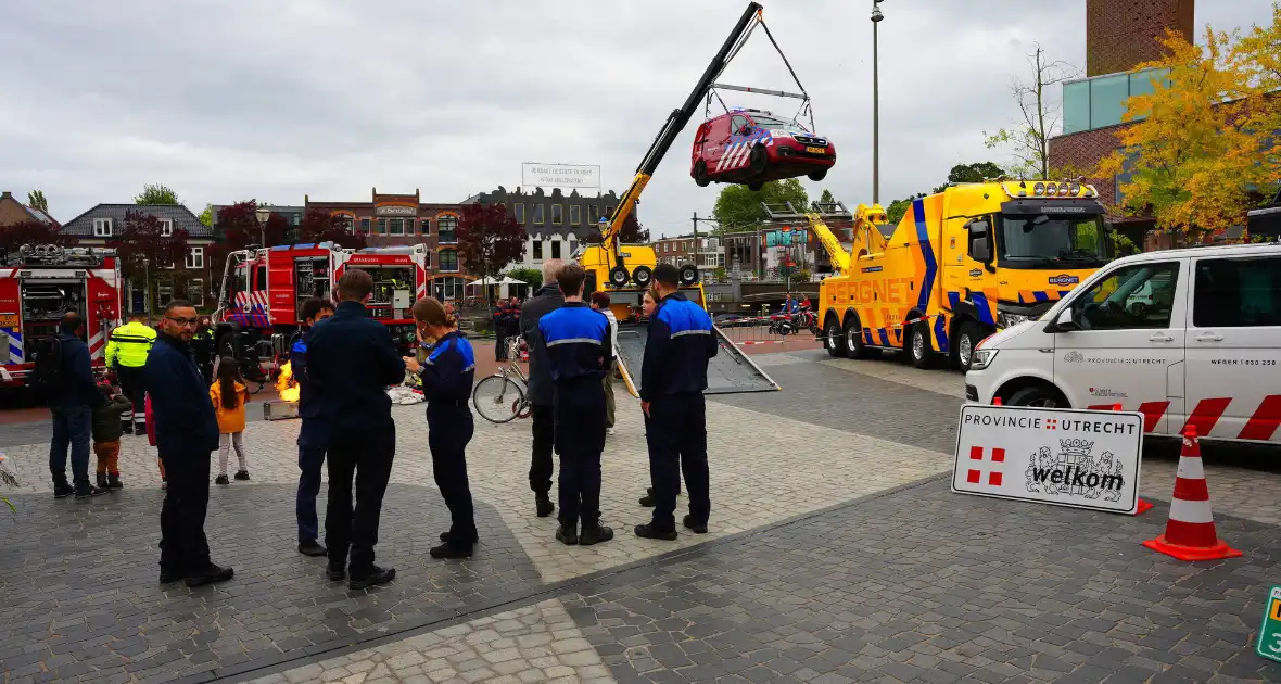 Brand blussen en op de foto met brandweer- of politiewagen - Foto 10