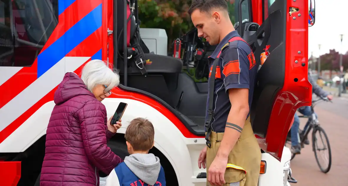 Brand blussen en op de foto met brandweer- of politiewagen - Foto 12