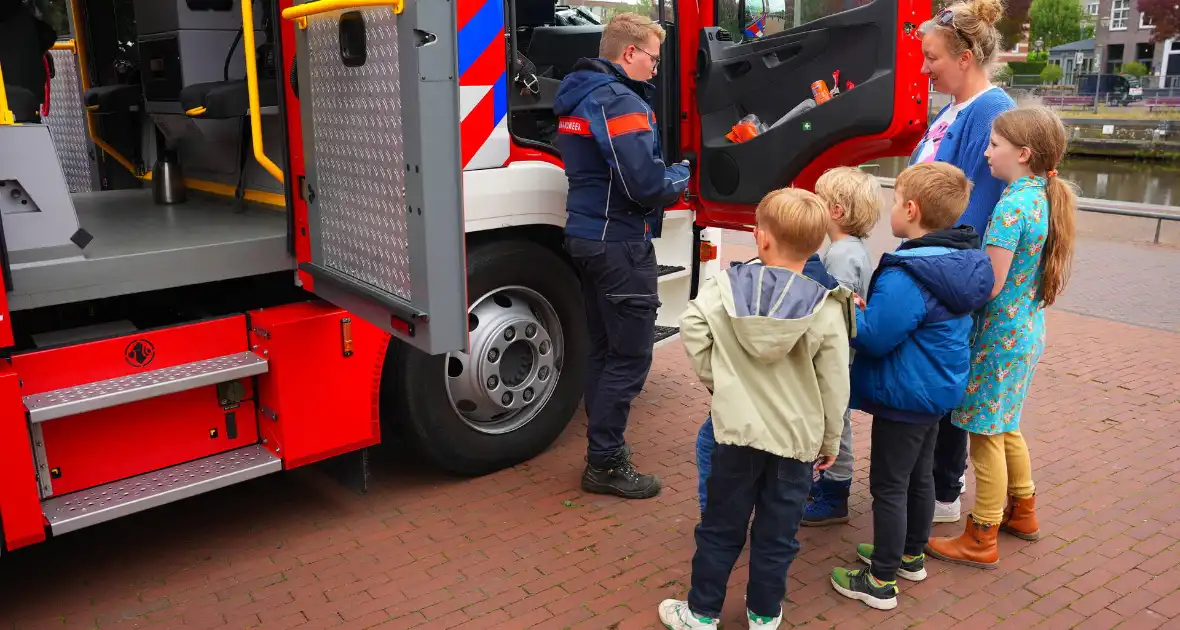 Brand blussen en op de foto met brandweer- of politiewagen - Foto 3